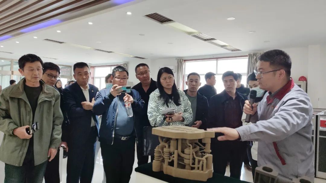 全市各縣（市、區(qū)）總工會、綜合產(chǎn)業(yè)工會、市直機(jī)關(guān)工會負(fù)責(zé)人及全市企業(yè)創(chuàng)新工作室?guī)ь^人來北雁新材料觀摩。